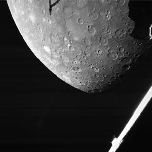Svartvit bild av Merkurius, fotograferad med hjälp av rymdsonden Bepicolombo.