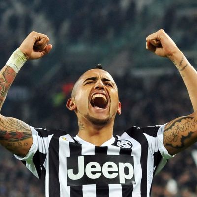 Juventuksen Arturo Vidal tuulettaa kädet ilmassa.