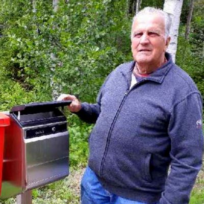 Mustjärveläinen Esko Ojala postilaatikkonsa edessä.