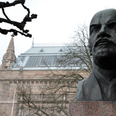 Lenin patsas Turun Taidemuseonmäellä
