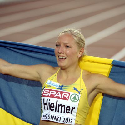 Moa Hjelmer juhlii