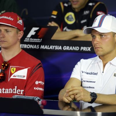 Ferrarin Kimi Räikkönen ja Williamsin Valtteri Bottas lehdistötilaisuudessa.