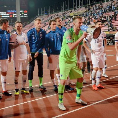 Lukas Hradecky ja kumppanit kuvassa