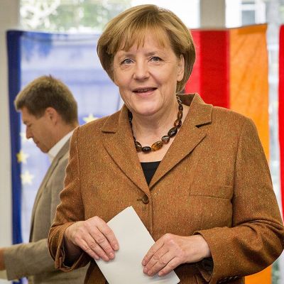 Liittokansleri Angela Merkel äänestämässä.