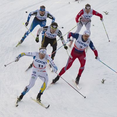 Ruotsin Emil Jönsson johtaa joukkoa Rukan sprintissä.
