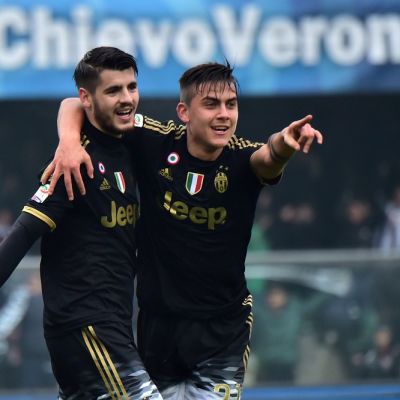 Juventuksen Alvaro Morata ja Pablo Dybala juhlivat.