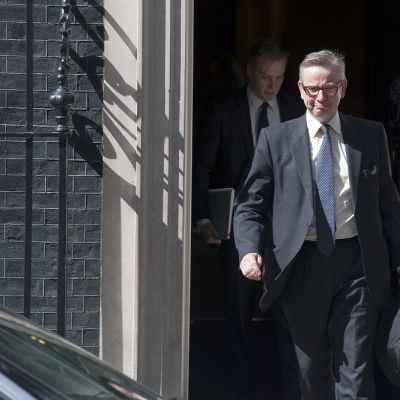 Michael Gove kävelee ulos pääministerin virka-asunnolta vasta nimitettynä oikeusministerinä heinäkuussa 2014.