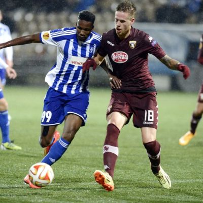 HJK:n Macoumba Kandji (vas.) ja Torinon Pontus Jansson (oik.) tavoittelevat palloa.