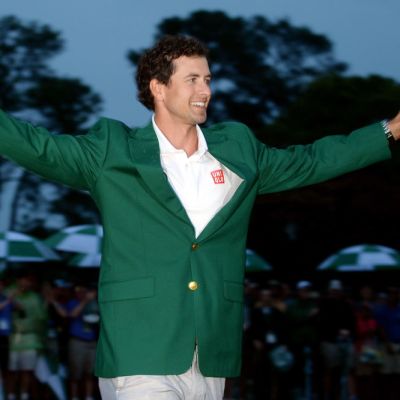 Australialainen Adam Scott tuulettaa yllään US Mastersin voittajan vihreä takki.