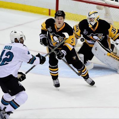 Joel Ward ohjaa kiekkoa Olli Määtän ja Matt Murrayn edestä.