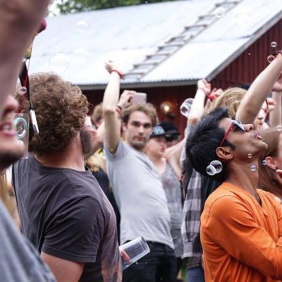 Yleisö tanssii DJ Club Old Fartsin keikalla Naamat-festareilla Muuramessa.