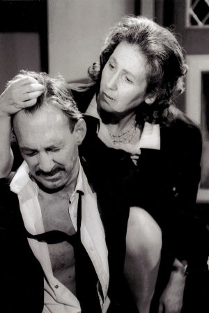 Lasse Fagerström tillsammans med Ulla-Britt Boström i Lyckan kommer sällan ensam, 1997. Scen ur föreställningen Lyckan kommer sällan ensam.
