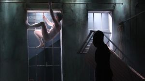 Anna Stenberg som den svartklädda gestalt som sätter igång Gregor Samsas förvandling. Anna Stenberg som den svartklädda gestalt som sätter igång Gregor Samsas förvandling