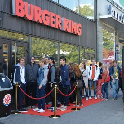 Ihmiset jonottavat Burger Kingiin