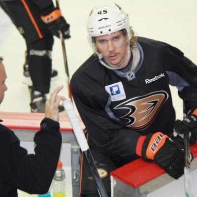 Anaheimin Sami Vatanen tulee kentältä lämmittelyn jälkeen.