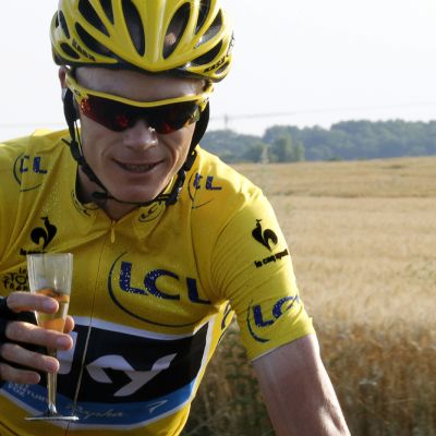 Chris Froome pyöräilee samppanjalasi kädessään