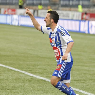 HJK:n Erfan Zeneli tuulettaa maaliaan.