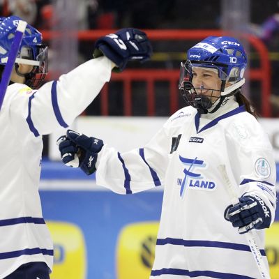 Marjukka Virta ja Anne Pohjola juhlivat maalia.