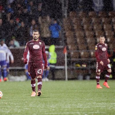 Torinon Fabio Quagliarella kävelee kohti keskiympyrää takaiskumaalin jälkeen.