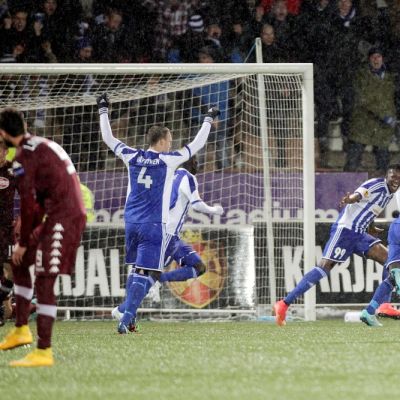 HJK:n pelaajat tuulettavat maalia.
