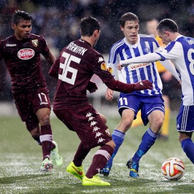 HJK:n Erfan Zeneli pitää palloa.