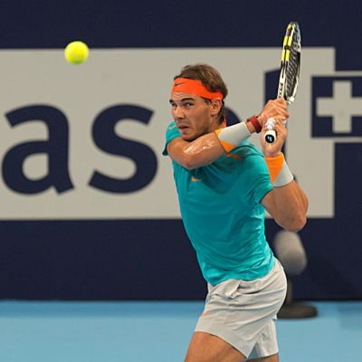 Rafael Nadal lyö palloa.