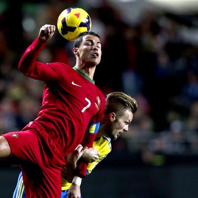 Portugalin Cristiano Ronaldo (vas.) ja Ruotsin Sebastian Larsson (oik.) pääpallokamppailussa.