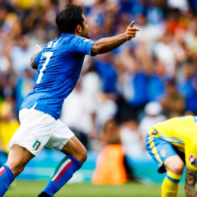 Italian Eder juhlii maalia ruotsalaispuolustuksen keskellä.