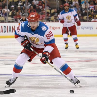 Venäjän Jevgeni Kuznetsov kiekossa