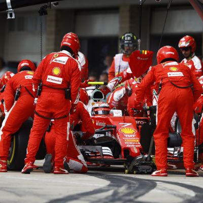 Kimi Räikkönen varikkotiimin ympäröimänä.