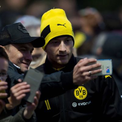 Marco Reus ottaa selfien fanin kanssa.