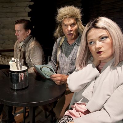Poika (Aki Honkatukia), Mielensäpahoittaja (Pekka Räty), miniä (Hanna Kaskela)