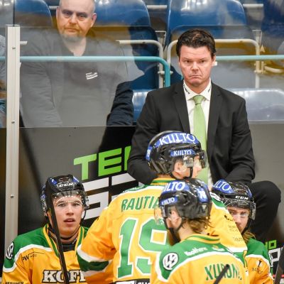 Ilveksen vaihtopenkki kuvassa