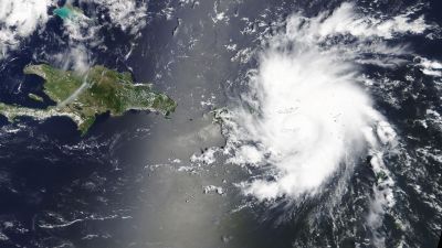 Dorian nådde orkanstyrka natten till torsdag och den är nu på väg norrut mot Bahamas och Florida där man har utlyst nödläge inför orkanens ankomst