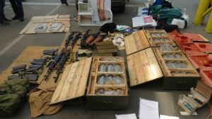 Den ukrainska säkerhetstjänsten beslagtog sprängmedel, vapen och ammunition. Den ukrainska säkerhetstjänsten beslagtog sprängmedel, vapen och ammunition.