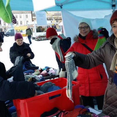 SPR:n Sirpa Lehtimäki(punainen takki) ja Pelastakaa lapset -yhdistyksen Jaana Juvala pyörittivät sukkamyyntiä.