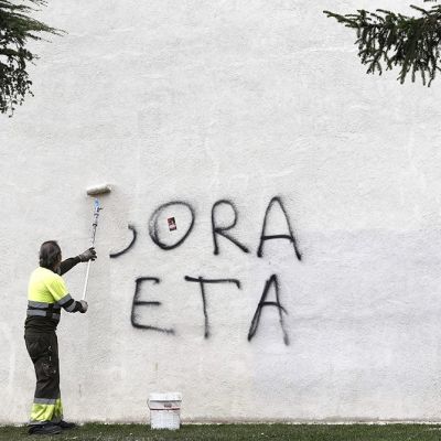 Seinäkirjoitusta GOEA ETA maalataan piiloon Pamplonassa.