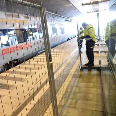 Väliaikaista aitaa pystytettiin Hyllien rautatieasemalle etelä-Malmössä 3. tammikuuta 2016.