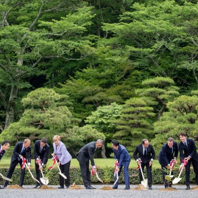 Kuvernööri Eikei Suzuki (vas.), Eurooppa-neuvoston puheenjohtaja Donald Tusk, Italian pääministeri Matteo Renzi, Saksan liittokansleri Angela Merkel, Yhdysvaltain presidentti Barack Obama, Japanin pääministeri Shinzo Abe, Ranskan presidentti François Hollande, Britannian pääministeri David Cameron, Kanadan pääministeri Justin Trudeau ja EU-komission puheenjohtaja Jean-Claude Juncker 26. toukokuuta 2016.
