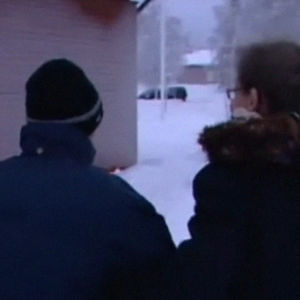 Kuvassa kävelee vanha mies lastensa kanssa. Heillä on selkä kohti kameraa. On talvi ja he ovat ulkona. (Spotlight 2009)