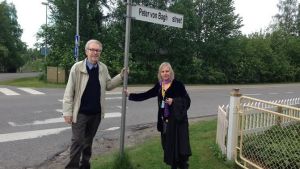 Peter von Bagh och Liselott Forsman poserar vid Peter von Bagh street i Sodankylä 2014.