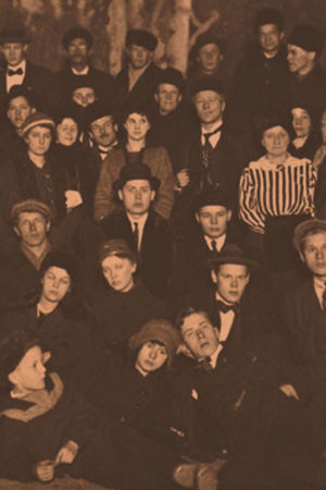 Teatterin suojissa yön viettänyt seurue, kuva otettu 23.1.1918.