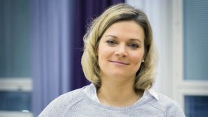 Erika Strandberg har fungerat som tillförordnad kommundirektör på Kimitoön sedan Anneli Pahtas avgång förra veckan. Erika Strandberg i grå tröja lutandes mot ett bord.