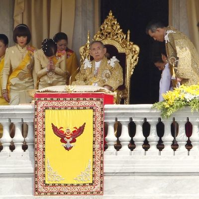 Kuningas Bhumibol Adulyadej ja hänen perheenjäseniään Bangkokissa 5. joulukuuta 2012.