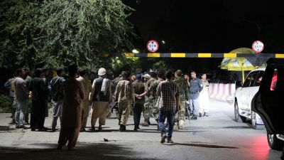 Säkerhetsstyrkor inspekterar bombplats i Kabul efter en explosion vid försvarsministerns bostad.