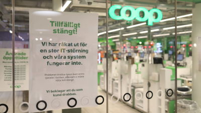 En skylt utanför en coop-butik som förklarar att butiken måste vara stängd i och med att kassa-systemet inte fuhngerar.