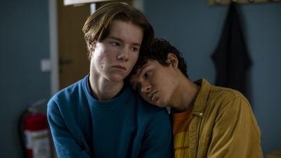 Skådespelarna Edvin Ryding och Omar Rudberg i serien Young Royals.