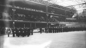 1913 stod den nu rivna Vintervelodromen i Paris värd för militära exerciser, ett år innan första världskriget bröt ut. 29 år senare undkom Mireille Knoll med nöd och näppe att frihetsberövas av nazisterna just på samma plats, då 13 000 parisiska judar omhändertogs av tyskarna. Vélodrome d'Hiver, 1913