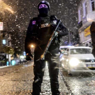 Poliisi vartioi Sultanahmetin alueella tehdyn poliisiasemaiskun vuoksi.