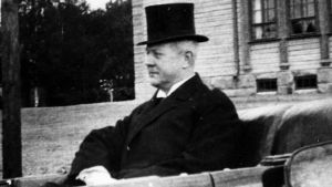 Gösta Serlachius i en öppen bil 1928. Gösta Serlachius i en öppen bil 1928